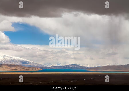 Mt. Gurla Mandhata, 7728m und den Heiligen Manasarovar See, Tibet, China. Blick vom Dorf Darchen. Stockfoto