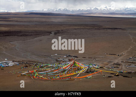 Bunte Gebetsfahnen, Mt. Gurla Mandhata, 7728m, und der heilige Manasarovar See. Tibet, China. Stockfoto