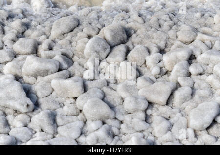 Felsen bedeckt mit Salz auf Küste von Baskunchak See, Russland in Sonnenstrahlen Stockfoto