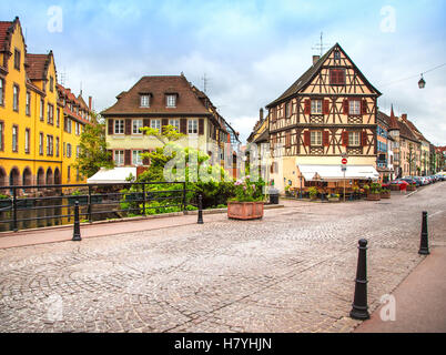 Colmar, Petit Venedig, Kanalbrücke und traditionellen bunten Fachwerkhäusern. Elsass, Frankreich. Stockfoto