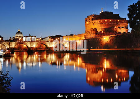 Rom, Italien - Mausoleum des Hadrian und Fluss Tiber in der Nacht, im Hintergrund die Basilika Petersdom im Vatikan Stockfoto