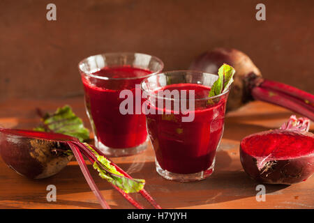 Frische gesunde rote Beete Saft und Gemüse Stockfoto