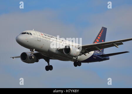 Brüssel Airlines Airbus A319-112 OO-SSQ landet auf dem Flughafen London Heathrow, Vereinigtes Königreich Stockfoto