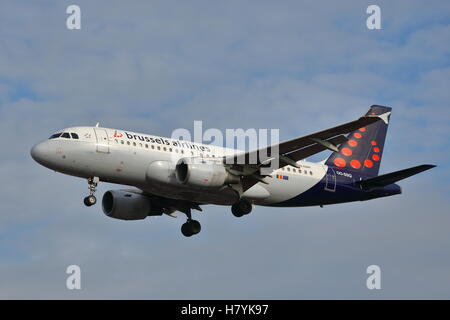 Brüssel Airlines Airbus A319-112 OO-SSQ landet auf dem Flughafen London Heathrow, Vereinigtes Königreich Stockfoto