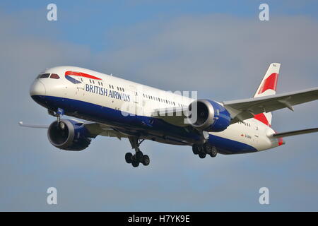 British Airways-Boeing 787-9 Dreamliner G-ZBKN landet auf dem Flughafen London Heathrow, Vereinigtes Königreich Stockfoto