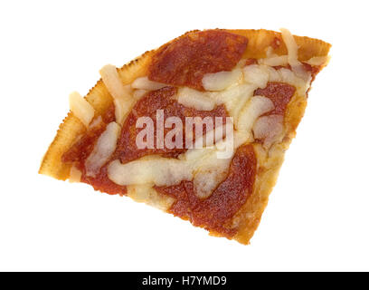 Ein Essen aus der Mikrowelle persönliche Größe Peperoni Pizza Slice isoliert auf einem weißen Hintergrund. Stockfoto