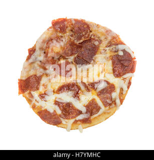 Draufsicht auf eine Mikrowelle persönliche Größe Peperoni-Pizza isoliert auf einem weißen Hintergrund. Stockfoto