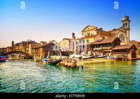 Venedig, Wasserkanal, Brücken und Gondeln oder Gondole Depot am Sonnenuntergang. Italien, Europa. Stockfoto