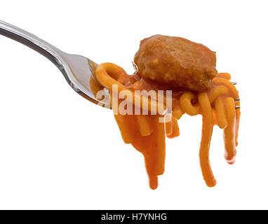 Seitenansicht des ein Fleischbällchen auf Spaghetti auf einer Gabel auf einem weißen Hintergrund Stockfoto