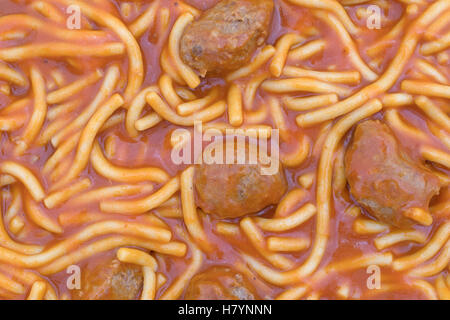 Ganz in der Nähe Blick auf Konserven Spaghetti und Fleischbällchen. Stockfoto