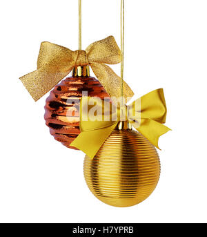 Goldene Weihnachtskugel mit Band Bögen hängen über weißem Hintergrund Stockfoto