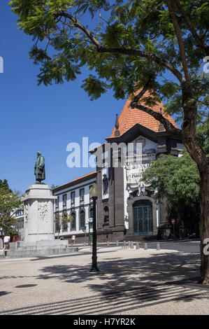 Bank von Portugal, Funchal, neben der Statue von João Gonçalves Zarco Stockfoto