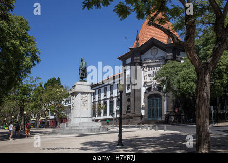 Bank von Portugal, Funchal, neben der Statue von João Gonçalves Zarco Stockfoto