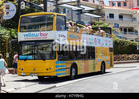 Gelbe Touristenbus in Camara de Lobos, Madeira, Portugal Stockfoto