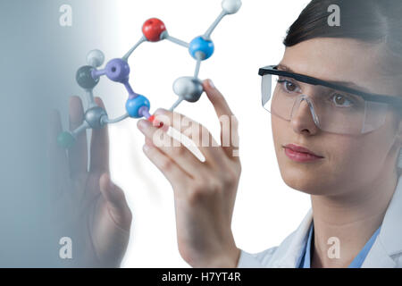 Wissenschaftlerin Holding Molekülmodell Stockfoto