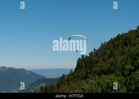 Paraglinding über dem Lac Annecy, Frankreich Stockfoto