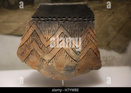 Becher-Kultur. Fragment einer verzierten Becher. Frühe Bronzezeit. Höhle von la Mora (Somaen, Soria). Stockfoto