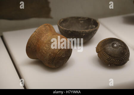 Gliede Becher und schlichte Schüssel. Frühe Bronzezeit. Höhle La Fabrica de finden, Segovia, Spanien. Stockfoto