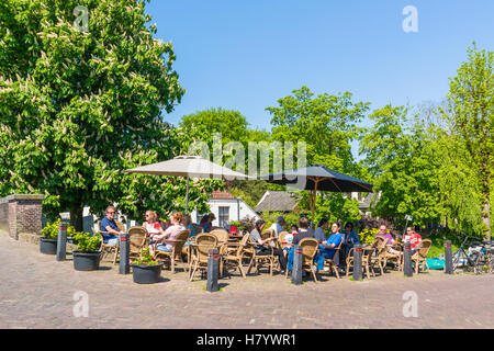 Menschen entspannen auf der Terrasse des Café im alten Stadt Naarden, Nordholland, Niederlande Stockfoto