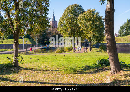 Herbst in alte befestigte Stadt Naarden mit Menschen, Kirchturm und Wall, Niederlande Stockfoto