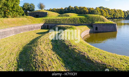 Bastion Promers mit Kasernen und Graben befestigt der alten Stadt Naarden, Nordholland, Niederlande Stockfoto