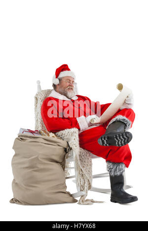 Santa Claus eine Weihnachts-Wunschliste auf Schriftrolle lesen Stockfoto