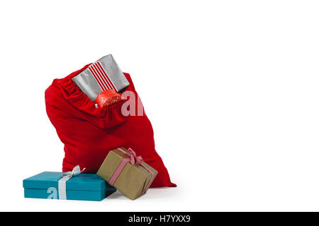 Santa-Tasche gefüllt mit Geschenken überrascht Stockfoto