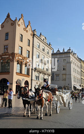 Pferdekutsche im Hauptmarkt Rynek Glowny in Krakau, Krakau, Polen, Europa Stockfoto