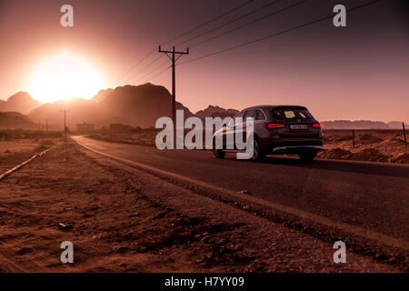 Mercedes Benz GLC250 SUV auf der Straße, Sonenuntergang in Petra, Jordanien Stockfoto