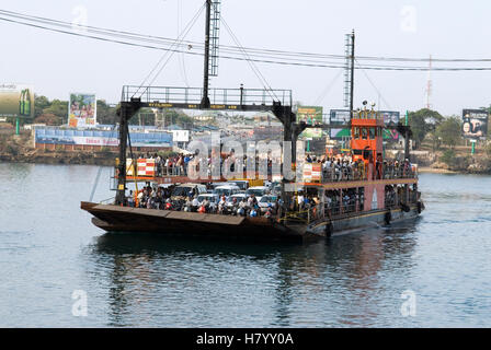 Likoni Fähre tragende Straße und Fußverkehr in Mombasa, Kenia, Afrika Stockfoto