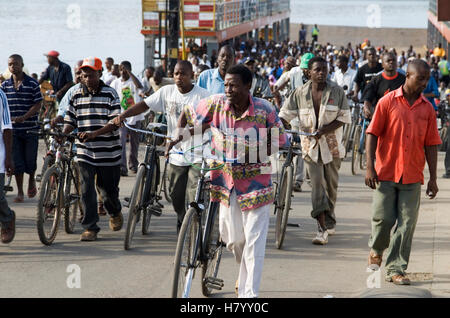 Likoni Fähre tragende Straße und Fußverkehr in Mombasa, Kenia, Afrika Stockfoto