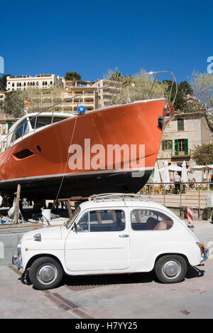 Fiat 500 vor einer Yacht in Port de Soller, Mallorca, Balearen, Spanien, Europa Stockfoto