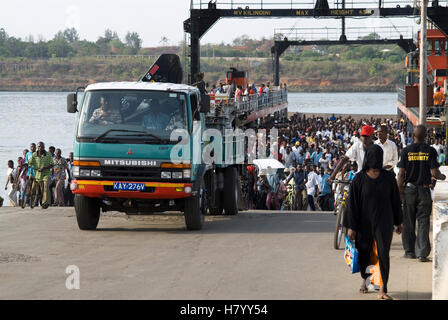 Likoni Fähre tragende Straße und Fußverkehr in Mombasa, Kenia, Afrika Stockfoto