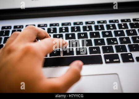 Hand auf MacBook Pro-Tastatur tippen Stockfoto