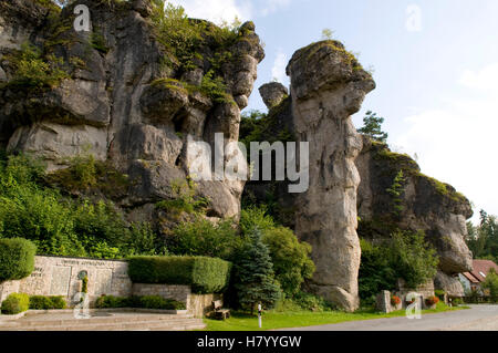 Steile Klippen in Kaiserbach Tal in der Nähe von Kroegelstein, Fränkische Schweiz, Franken, Bayern Stockfoto