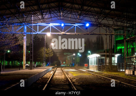 Beleuchteten Bahnhof im ehemaligen Hüttenwerk im Landschaftspark Duisburg Nord Landschaftspark, Ruhrgebiet-Bereich Stockfoto