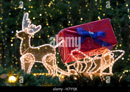 Rentier-Schlitten auf einem Marktstand Weihnachten beleuchtet Stockfoto