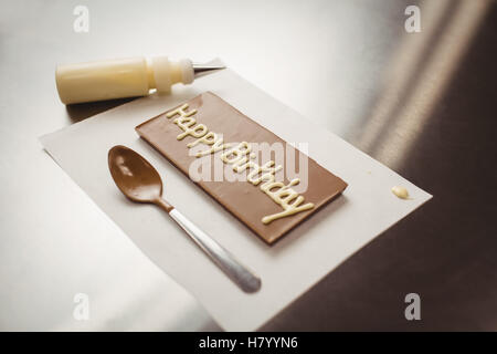 Happy Birthday auf Schokolade Tafel geschrieben Stockfoto
