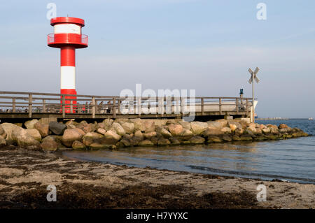 Leuchtturm im Hafen, Ostsee resort Eckernfoerde, Schleswig-Holstein Stockfoto