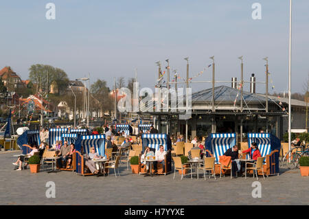 Strandkörbe an der Promenade in den Hafen, Ostsee Resort Eckernfoerde, Schleswig-Holstein Stockfoto