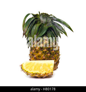 Frische Ananas Obst (auch als Ananas Comosus, Bromeliaceae Ananas, Kiefer Nadelbaum, Tupi Nanas genannt) isoliert auf weißem backgr Stockfoto