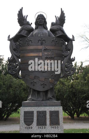 Bronzestatue Košice-des-Wappens, das ältesten und erste jemals urbanen von Wappen in Europa (1369), Kosice, Slowakei. Stockfoto