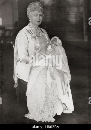 Mary of Teck hält ihre Enkelin Prinzessin Elizabeth, zukünftige Königin Elizabeth II, Mai 1926. Maria von Teck, 1867 – 1953. Königin des Vereinigten Königreichs und der britischen Dominions und Kaiserin von Indien als Ehefrau von König-Kaiser George V. Elizabeth II, 1926 - 2022. Königin des Vereinigten Königreichs, Kanada, Australien und Neuseeland. Stockfoto