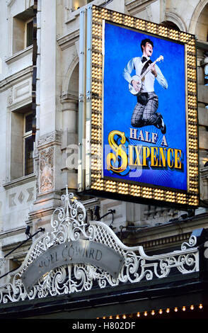 London, England, Vereinigtes Königreich. Halbe A Sixpence Noel Coward Theatre (November 2016) [Buch: Julian Fellows; neue Songs von George Stiles... Stockfoto