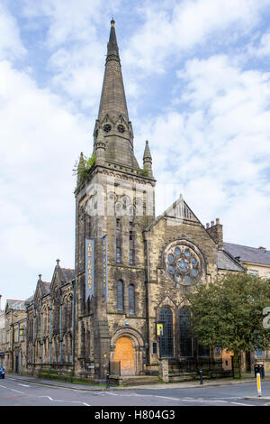 Geschlossen und mit Brettern vernagelt, das Kloster Pub in einem 18. Jahrhundert Kirche in Lancaster Lancashire UK Stockfoto