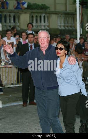 SIR MICHAEL CAINE & SHAKIRA SAN SEBASTIAN FILM FESTIVAL FILM FESTIVAL SAN SEBASTIAN Spanien 23. September 2000 Stockfoto