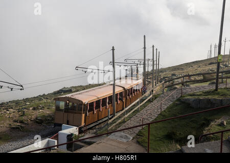 La Rhune, Zahnradbahn auf den Gipfel, über Wolke Stockfoto