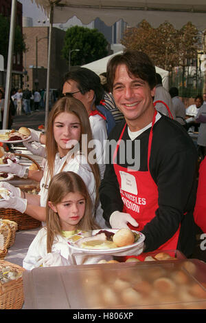 TONY DANZA & Kinder THANKSGIVING LA MISSION LA MISSION LA USA 22. November 2000 Stockfoto