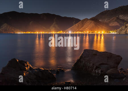 Nachthimmel unter Adrasan Bucht.  Dorf Lage, Stadtteil von Kemer, Provinz Antalya, Türkei. Stockfoto