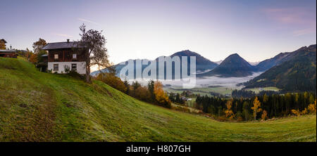 Neukirchen Großvenediger bin: Bauernhaus in Salzach-Tal, Berg Hohe Tauern, Morgen Nebel, Pinzgau, Salzburg, Österreich Stockfoto